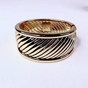 Vintage Ribbed Wide Hinged Bracelet Bangle Shiny Gold-tone Oval Chunky Heavy